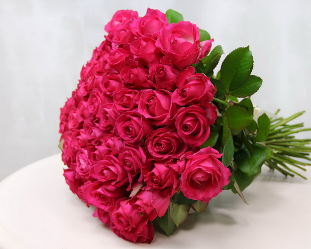 Букет із 51 малинової троянди під стрічку