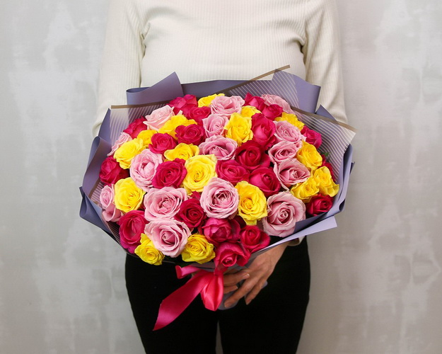 Букет із 51 троянди яскравий мікс у стильній упаковці