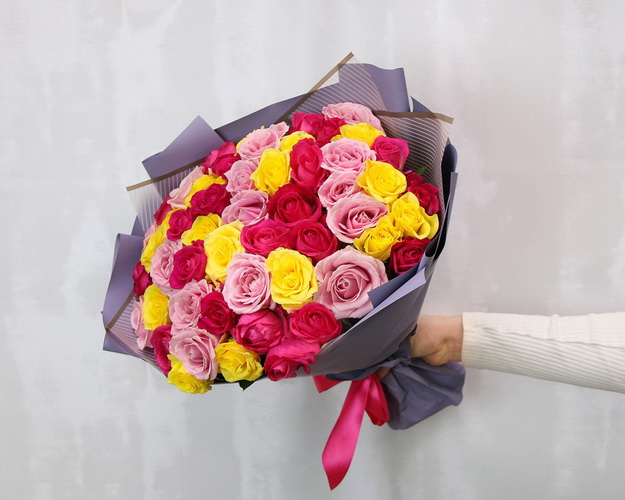 Букет із 51 троянди яскравий мікс у стильній упаковці