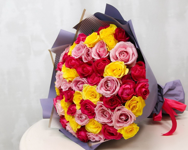 Букет із 51 троянди яскравий мікс у стильній упаковці