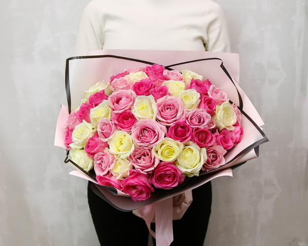 Букет з 51 троянди ніжний мікс в упакуванні