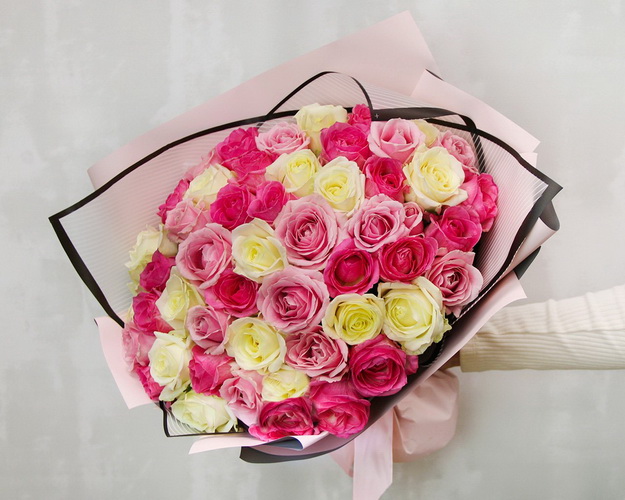 Букет з 51 троянди ніжний мікс в упакуванні