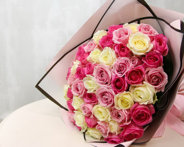 Букет з 51 троянди ніжний мікс в упакуванні