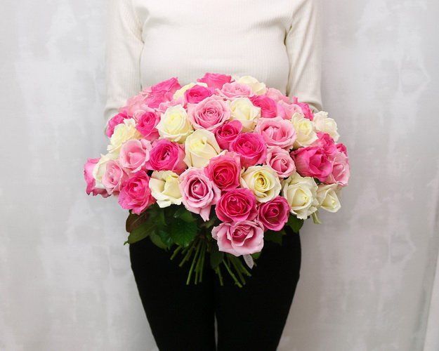 Букет із 51 троянди ніжний мікс під стрічку