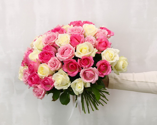 Букет із 51 троянди ніжний мікс під стрічку