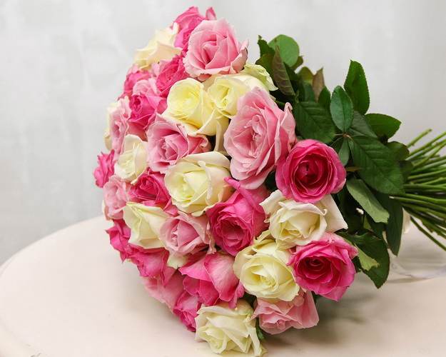 Букет із 51 троянди ніжний мікс під стрічку