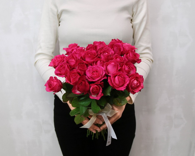 Букет із 25 малинових троянд під стрічку