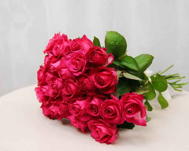 Букет із 25 малинових троянд під стрічку