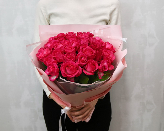 Букет із 35 малинових троянд в упакуванні