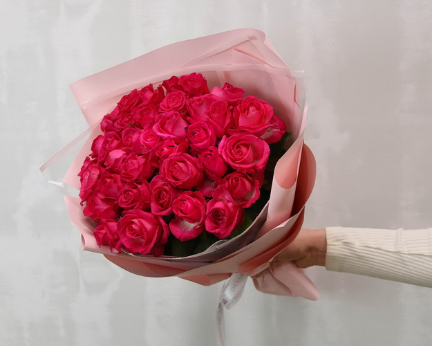 Букет із 35 малинових троянд в упакуванні