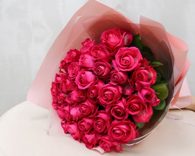 Букет із 35 малинових троянд в упакуванні