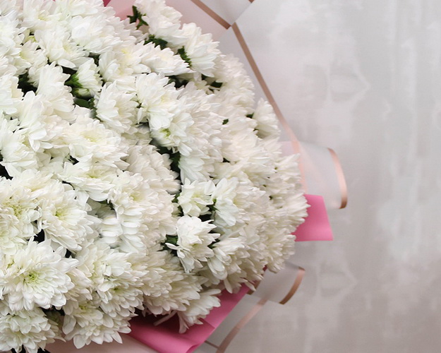 Букет із 25 білих кущових хризантем в стильній упаковці