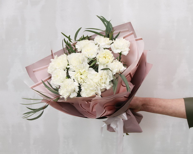 Букет із 15 білих гвоздик у стильній упаковці із зеленню