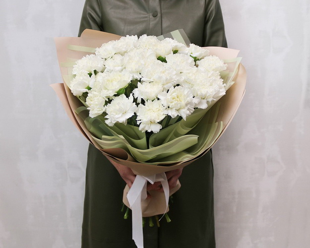 Букет із 25 білих гвоздик у стильній упаковці.