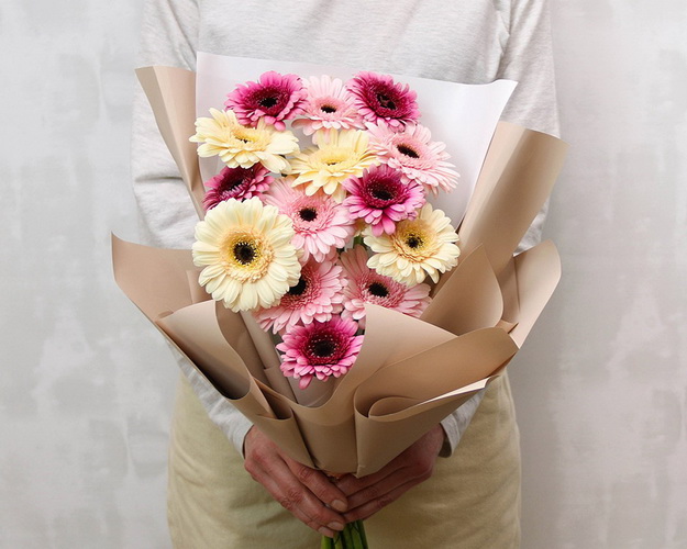 Букет із 15 міні гербер мікс у стильній упаковці