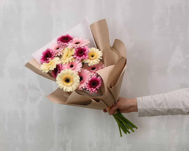 Букет із 15 міні гербер мікс у стильній упаковці