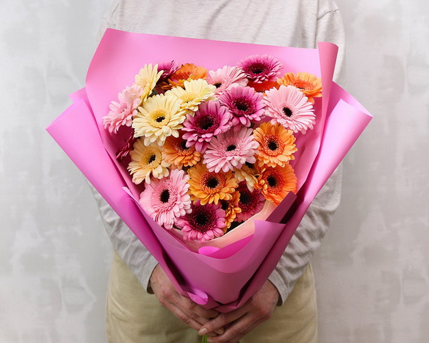 Букет із 25 міні гербер мікс у стильній упаковці