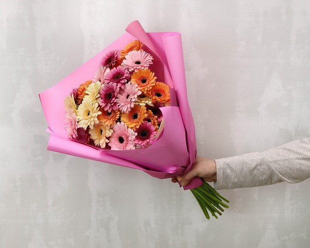 Букет із 25 міні гербер мікс у стильній упаковці