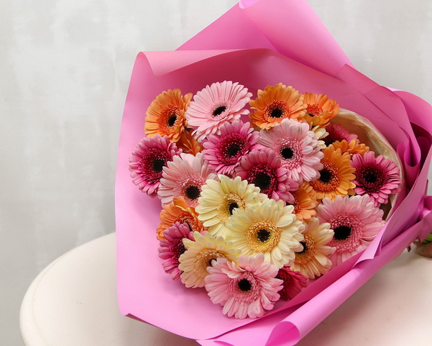 Букет із 25 міні гербер мікс у стильній упаковці