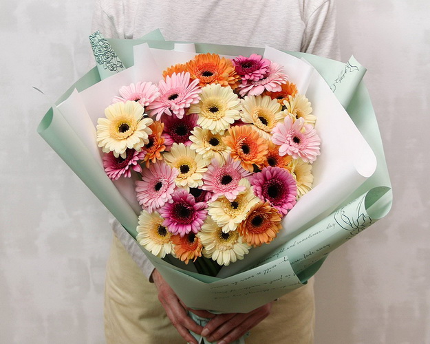 Букет із 35 міні гербер мікс у стильній упаковці