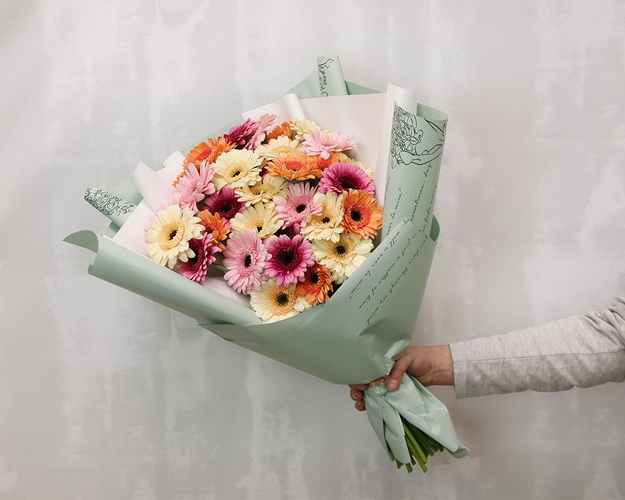 Букет із 35 міні гербер мікс у стильній упаковці