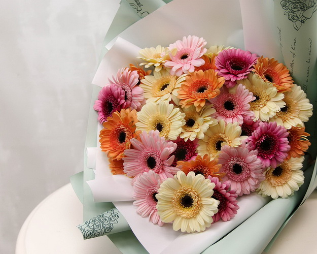 Букет із 35 міні гербер мікс у стильній упаковці