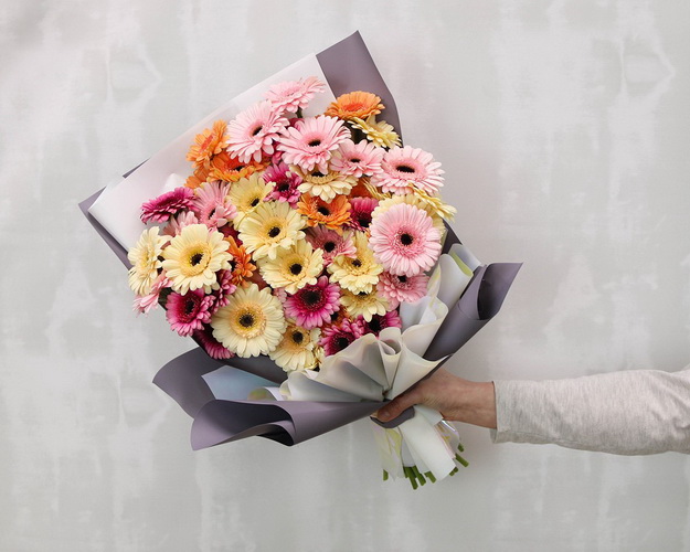 Букет із 51 міні гербер мікс у стильній упаковці.