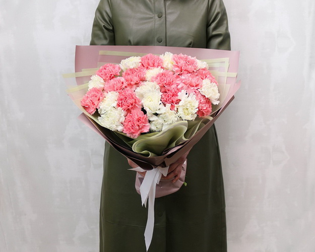 Букет із 25 рожевих та білих гвоздик у стильній упаковці.