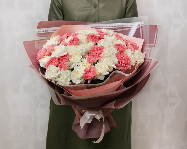 Букет із 51 рожевої та білої гвоздики у стильній упаковці.