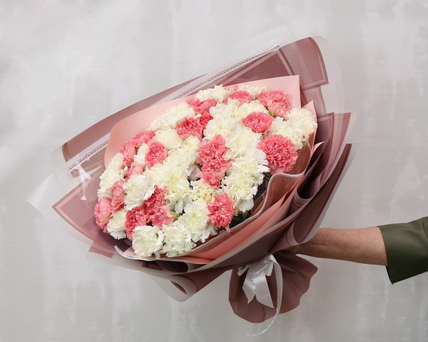 Букет із 51 рожевої та білої гвоздики у стильній упаковці.