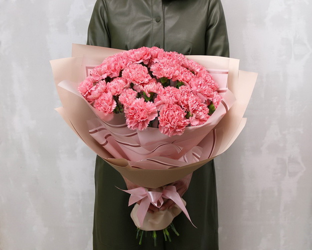 Букет із 25 рожевих гвоздик у стильній упаковці.