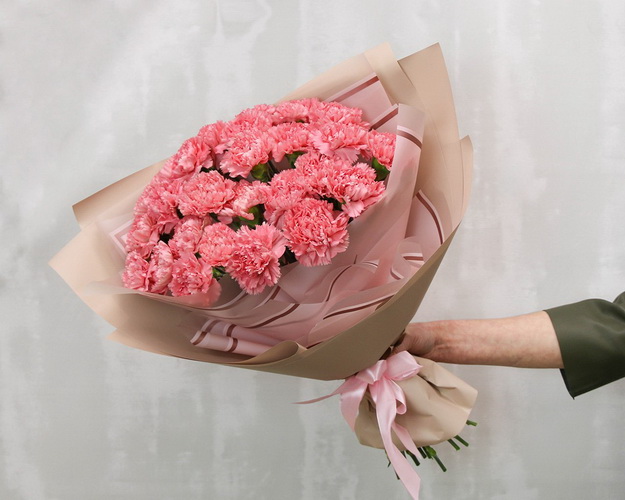 Букет із 25 рожевих гвоздик у стильній упаковці.