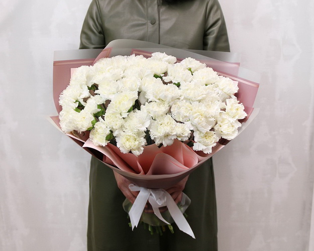 Букет із 35 білих гвоздик у стильній упаковці.