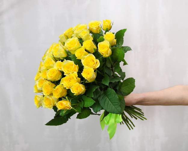 Букет із 35 жовтих троянд під стрічку
