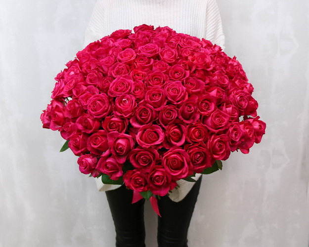 Букет із 101 малинової троянди
