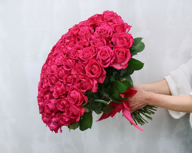 Букет із 101 малинової троянди
