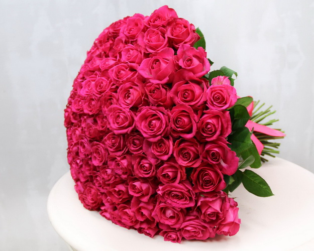 Букет із 101 малинової троянди