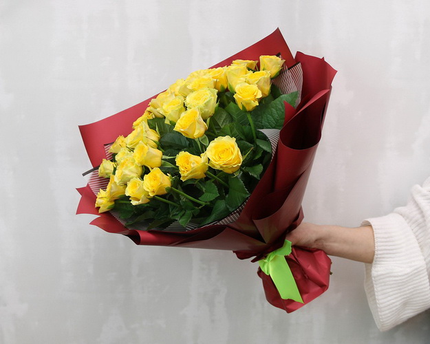 Букет із 35 жовтих троянд в упакуванні