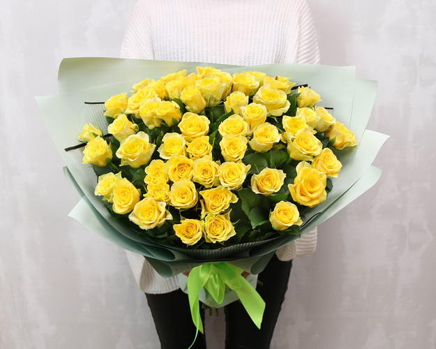 Букет із 51 жовтої троянди в стильній упаковці.