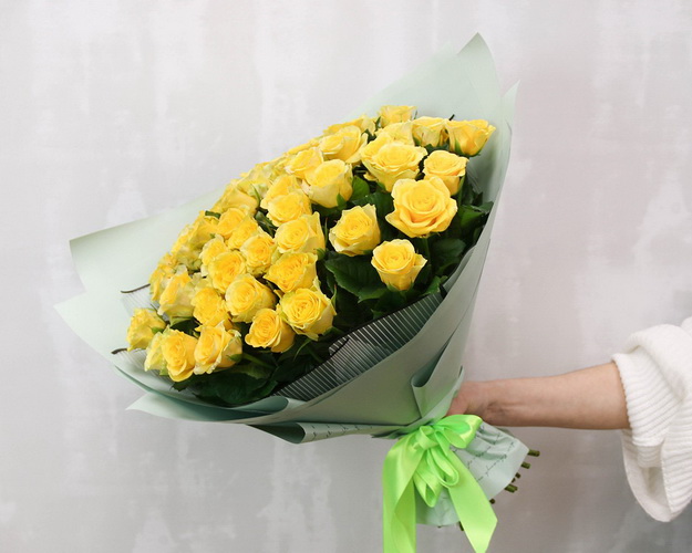 Букет із 51 жовтої троянди в стильній упаковці.