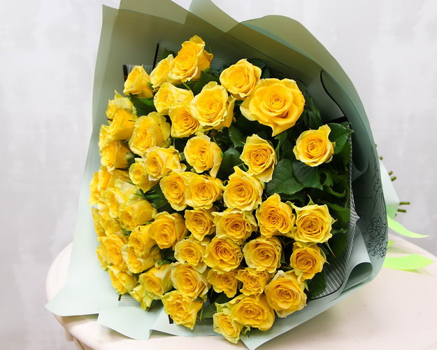 Букет із 51 жовтої троянди в стильній упаковці.