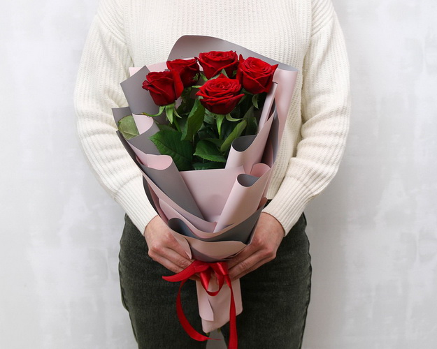 Букет із 5 червоних троянд в упакуванні