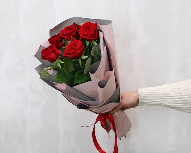 Букет із 5 червоних троянд в упакуванні
