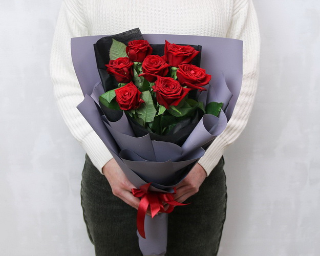 Букет із 7 червоних троянд в упакуванні
