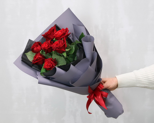 Букет із 7 червоних троянд в упакуванні
