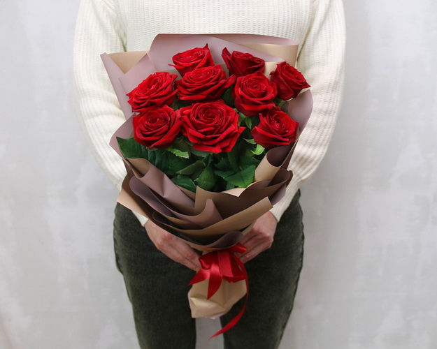 Букет із 9 червоних троянд в дизайнерській упаковці