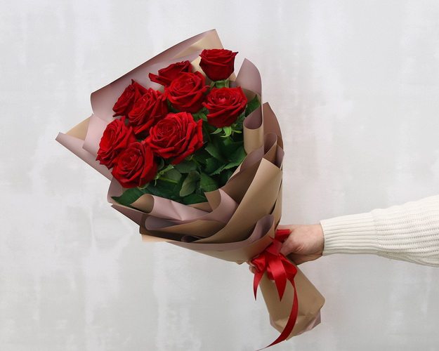 Букет із 9 червоних троянд в дизайнерській упаковці