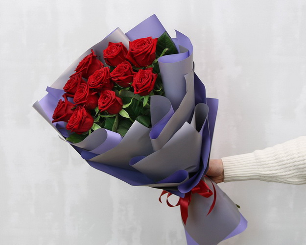 Букет з 11 троянд червоних в упакуванні