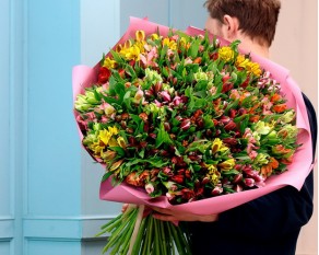 Букет із 79 альстромерій мікс у стильній упаковці.