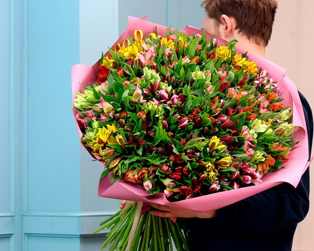 Букет із 79 альстромерій мікс у стильній упаковці.